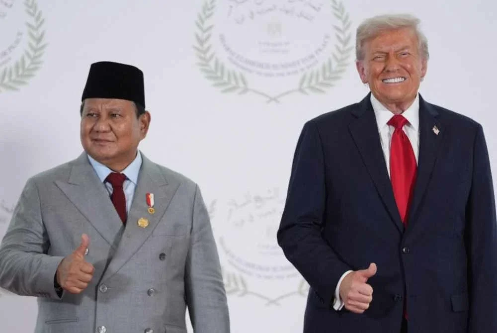 Prabowo dan Trump menandatangani dokumen pada Jumaat bagi mengesahkan komitmen kukuh kedua-dua negara untuk melaksanakan perjanjian itu. Foto AFP