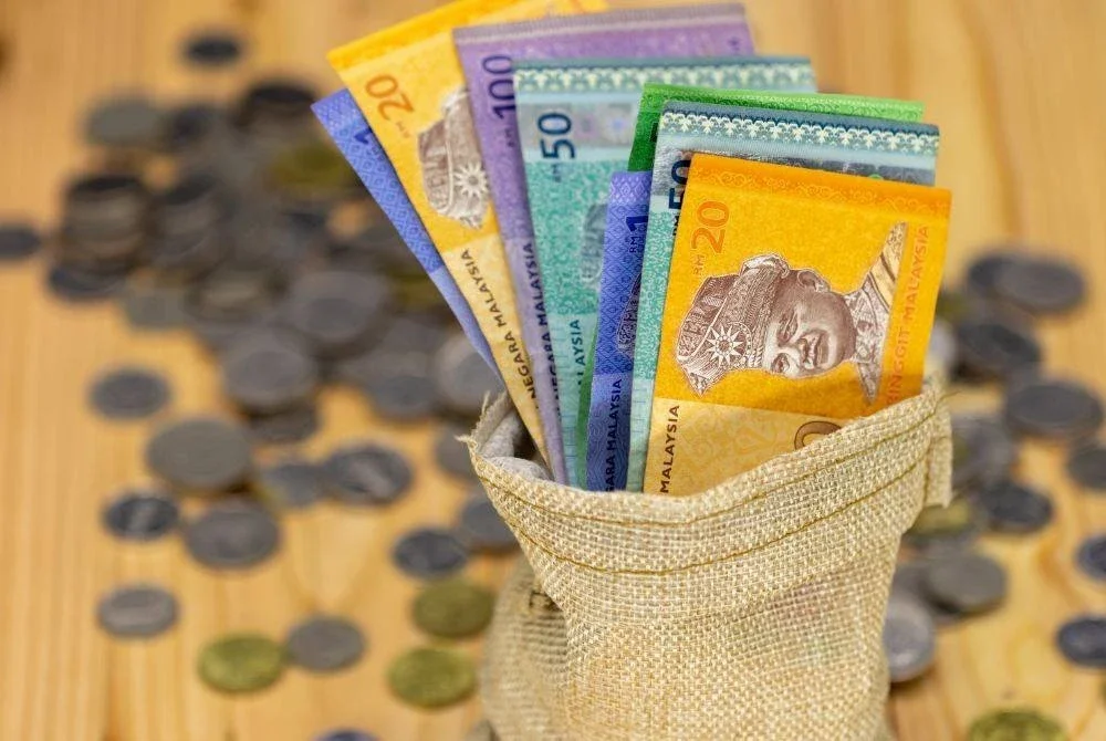 TERUS asing wang daripada pendapatan bulanan sebagai simpanan selepas mendapat gaji. Foto Canva