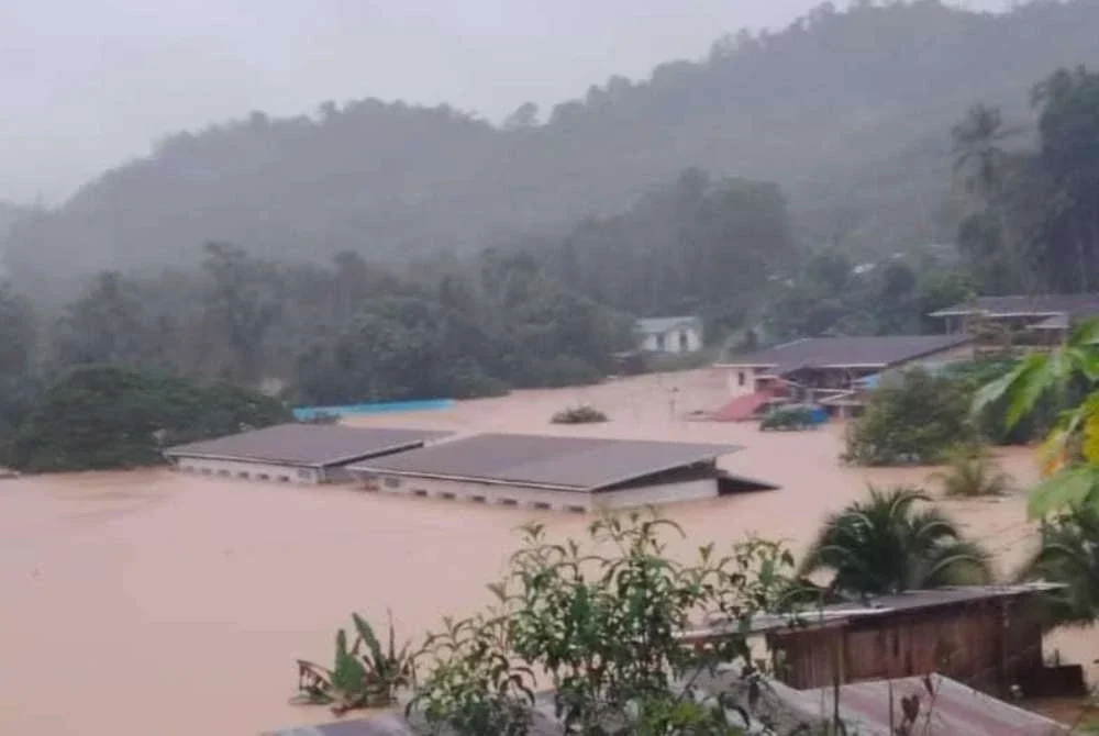 Keadaan SK Pandan Mandamai Pitas ditenggelami air banjir yang tular di media sosial.