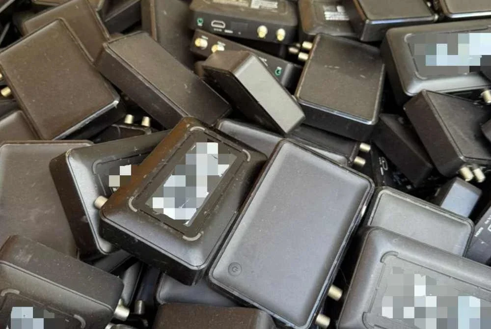 Taktik memalsukan pengikraran dagangan dalam sistem maklumat kastam bagi membawa masuk e-waste erbongkar selepas AKPS menahan dua kontena di Pelabuhan Klang Barat pada Jumaat.