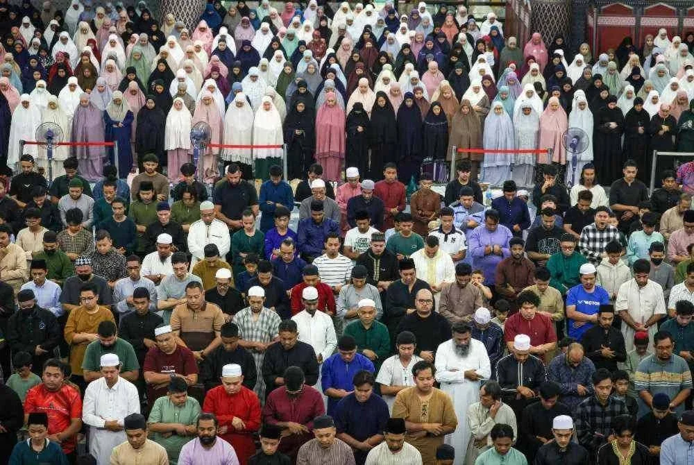 Suasana penuh khusyuk menyelimuti Masjid Negara apabila umat Islam menunaikan solat sunat Tarawih pertama Ramadan 1447 Hijrah. Foto Bernama
