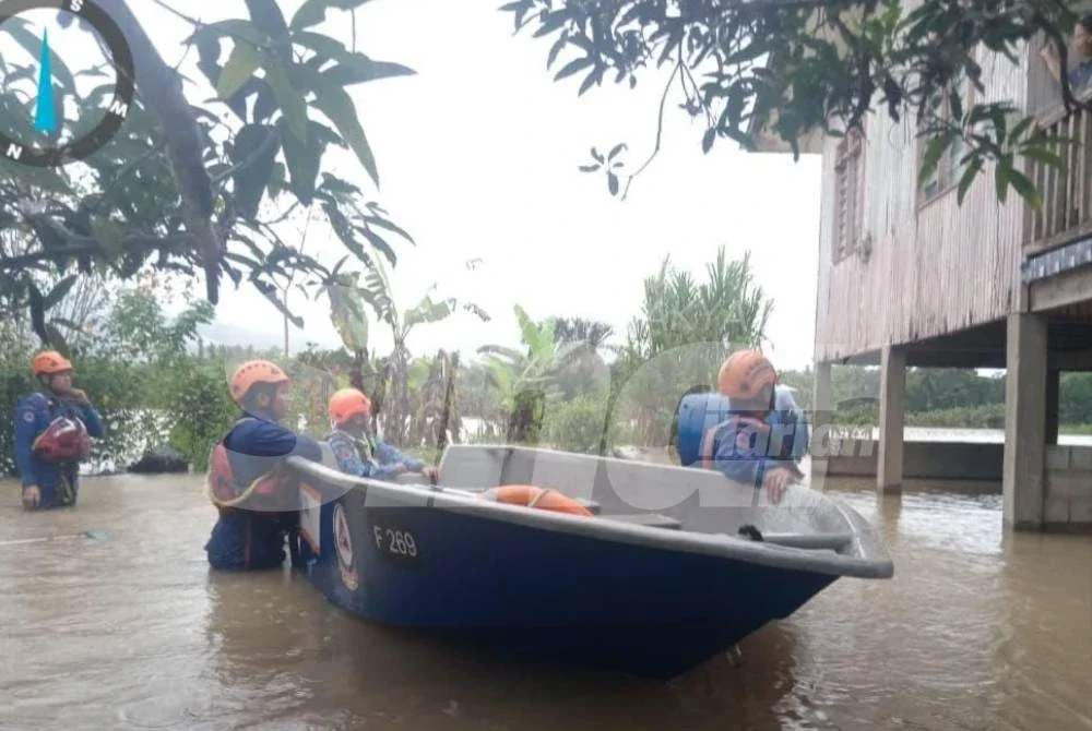Anggota penyelamat melakukan pemantauan di kawasan terjejas banjir di Sabah.