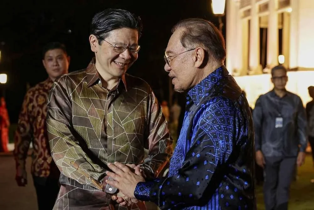 Perdana Menteri, Datuk Seri Anwar Ibrahim bersama rakan sejawatnya dari Singapura, Lawrence Wong selepas majlis makan malam di Seri Negara hari ini. Foto Bernama.