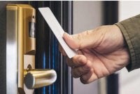 Polis menahan seorang lelaki yang membuat tempahan bilik hotel mewah dengan bayaran 1 sen di bawah kes jenayah siber yang menggemparkan negara itu.