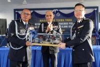 Jit Huey (kanan) dilantik sebagai Ketua Polis Daerah Klang Selatan baharu menggantikan Ramli (kiri), disaksikan Shazeli pada Jumaat.