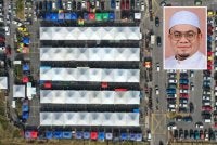 Kerajaan Kelantan menyediakan lebih 2,000 tapak bazar Ramadan dengan kadar sewa RM60 hingga RM550. Gambar kecil: Hilmi 
