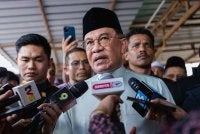 Perdana Menteri Datuk Seri Anwar Ibrahim ketika ditemui pemberita selepas menunaikan solat jumaat di Masjid Nurul Hidayah Banting pada Jumaat. Foto Bernama 