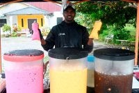 Bekas pemain kebangsaan Harimau Malaya dan pasukan JDT, Mohammad Gopi Rizqi, 37, sebelum ini dikenali sebagai R. Gopinathan, menunjukkan air jagung dan air sirap bandung cincau antara minuman balang yang dijualnya sempena bulan Ramadan di hadapan rumahnya di Kampung Api-Api. Foto: Bernama
