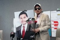 Caprice memberikan sejambak bunga ros untuk Rafizi sebagai simbolik berdamai sempena bulan Ramadan.