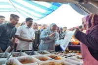 Fuziah (kanan) bertemu peniaga yang menawarkan hidangan pada harga serendah RM5 di Bazar Ramadan Rahmah Perling pada Jumaat.