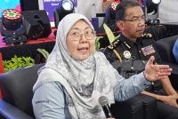 Fuziah (kiri) bercakap kepada pemberita selepas melancarkan BRR Peringkat Kebangsaan 2026 di Bazar Ramadan Rahmah, Perling pada Jumaat.