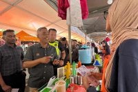 Mohd Sabri (dua dari kiri) melaksanakan pemantauan Bazar Ramadan Rahmah (BRR) Taman Tasik Permaisuri, Bandar Tun Razak, Kuala Lumpur pada Jumaat.