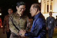 Perdana Menteri, Datuk Seri Anwar Ibrahim bersama rakan sejawatnya dari Singapura, Lawrence Wong selepas majlis makan malam yang dihoskan sempena lawatan khas Wong ke Malaysia di Seri Negara hari ini. Foto Bernama.