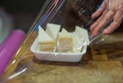 Golongan muda cetus fenomena pelik 'makan plastik' demi mahu kurus.