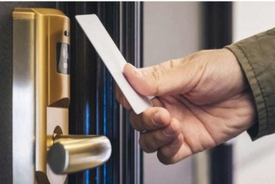 Polis menahan seorang lelaki yang membuat tempahan bilik hotel mewah dengan bayaran 1 sen di bawah kes jenayah siber yang menggemparkan negara itu.