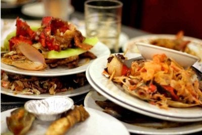 Hari pertama Ramadan dah buat dua perkara yang tak sepatutnya. Pertama, membazir. Kedua, tamak bila membeli ikut nafsu bukan keperluan. Gambar hiasan