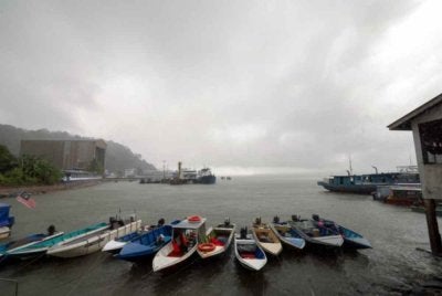 Hujan berterusan tahap buruk dan waspada dijangka melanda beberapa kawasan di Sabah pada Jumaat. Foto Bernama

