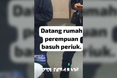 Penguat kuasa JAINJ menahan seorang lelaki dan wanita di sebuah rumah di Kluang. - Foto JAINJ
