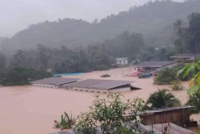 Keadaan SK Pandan Mandamai Pitas ditenggelami air banjir yang tular di media sosial.