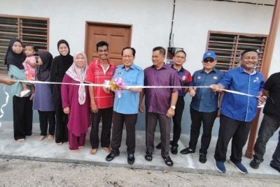 Ahmad (tengah) menyempurnakan Majlis Serahan Siap Kerja Program Rumah Sejahtera KKDW Kampung Baru Parit Lapis Sayang, Benut pada Jumaat.