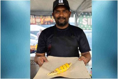 Kreativiti seorang peniaga di Bazar Ramadan Stadium Tuanku Abdul Rahman, Paroi mencuri perhatian apabila roti ‘pocong’ dan martabak jualannya kembali menjadi tarikan pengunjung tahun ini. Roti yang dibalut kemas menyerupai ‘pocong’ itu bukan sekadar unik pada rupa, malah mengundang selera dengan aroma mentega dan inti yang melimpah.
Memasuki tahun keempat berniaga di bazar berkenaan, Mohamad Firdaus Kamaruddin, 40, berkata menu signature roti ‘pocong’ yang diperkenalkannya mendapat sambutan menggalakkan daripada pelanggan pelbagai peringkat usia. - Foto Bernama 