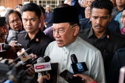 Anwar bercakap kepada pemberita selepas menunaikan solat Jumaat di Masjid Kampung Seri Cheeding pada Jumaat. Foto: FB Anwar Ibrahim 