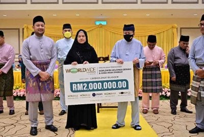 Penyerahan bayaran zakat disempurnakan oleh Ketua Pegawai Eksekutif Kumpulan Worldwide Holdings, Datin Paduka Norazlina Zakaria kepada Sultan Selangor, Sultan Sharafuddin Idris Shah.