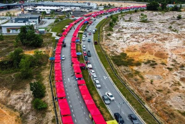 Bazar Ramadan Santai Bandar Tasik Puteri (BTP) tampil dengan deretan lebih 300 gerai sepanjang melebihi satu kilometer, sekali gus antara bazar terpanjang di negara ini.