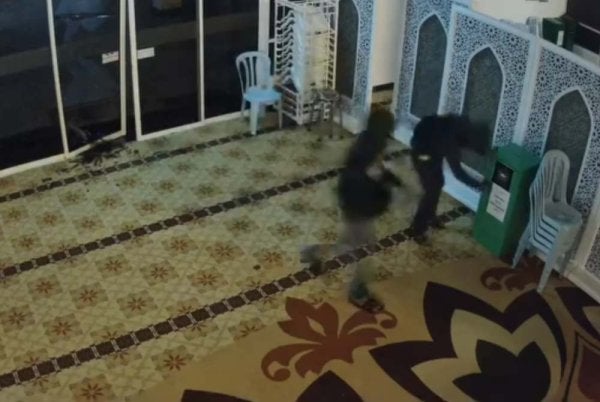 Rakaman CCTV menunjukkan dua individu sedang memecahkan tabung Masjid An-Nasriyah pada Khamis.