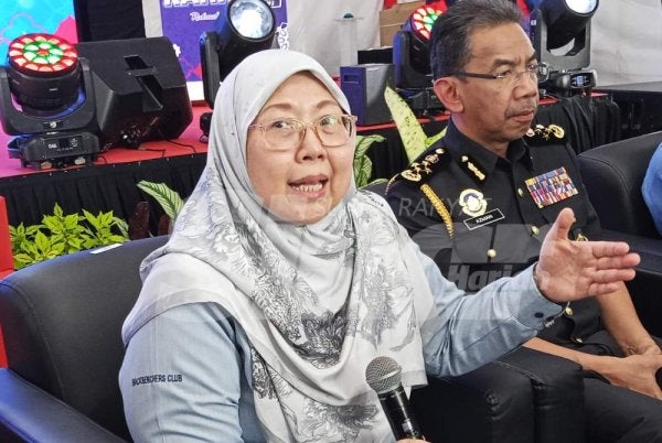 Fuziah (kiri) bercakap kepada pemberita selepas melancarkan BRR Peringkat Kebangsaan 2026 di Bazar Ramadan Rahmah, Perling pada Jumaat.