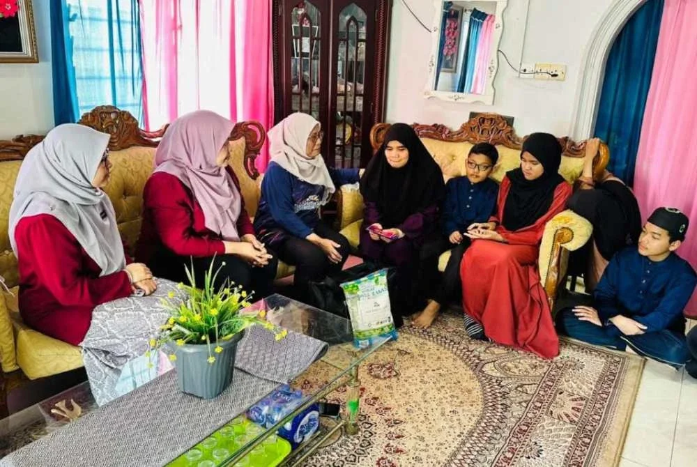 Siti Hasmah (empat dari kanan) dalam keadaan sugul ketika dikunjungi Kalsom baru-baru ini.