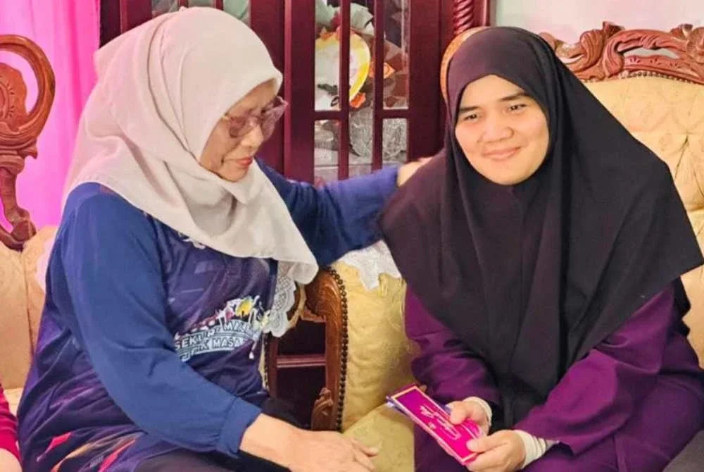 Siti Kalsom (kiri) bersama Siri Hasmah.