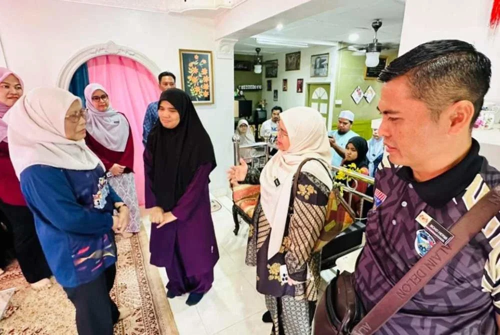 Siti Hasmah (tiga dari kanan) dikunjungi Siti Kalsom (kiri) di kediamannya di Kampung Solok Bukit Baru, Duyong, baru-baru ini.