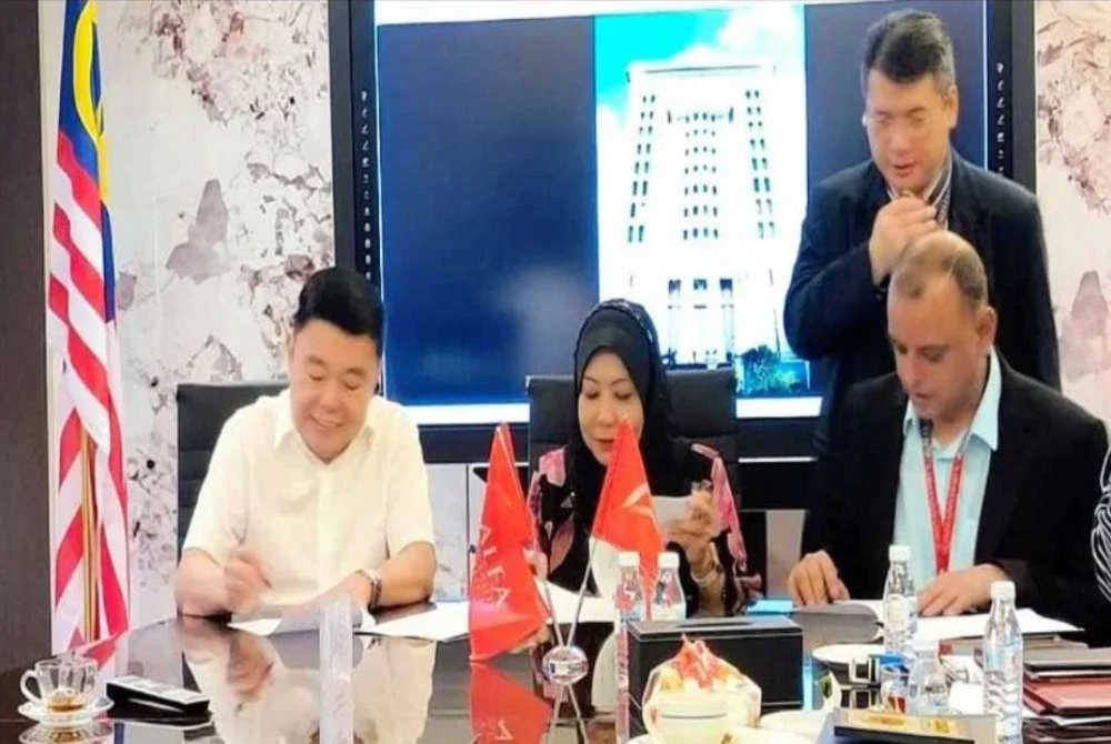 Asmawati (tengah) selaku Presiden MAPA ketika memeterai perjanjian bersama Alfa University College dan Putra International University College.