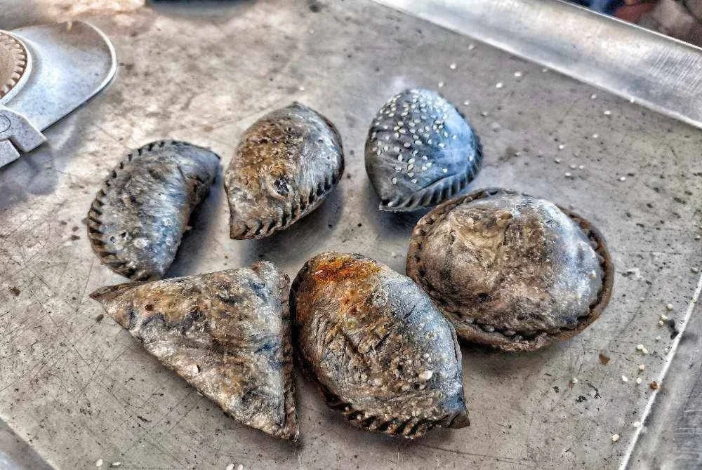 Enam jenis karipap terdiri daripada daging, daging keju, kambing, ikan, telur dan ayam yang ditawarkan kepada pelanggan.