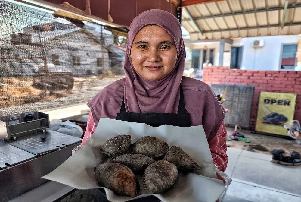 Tuan Fakhriah menunjukkan enam jenis 'karipak itang' yang mendapat sambutan orang ramai.