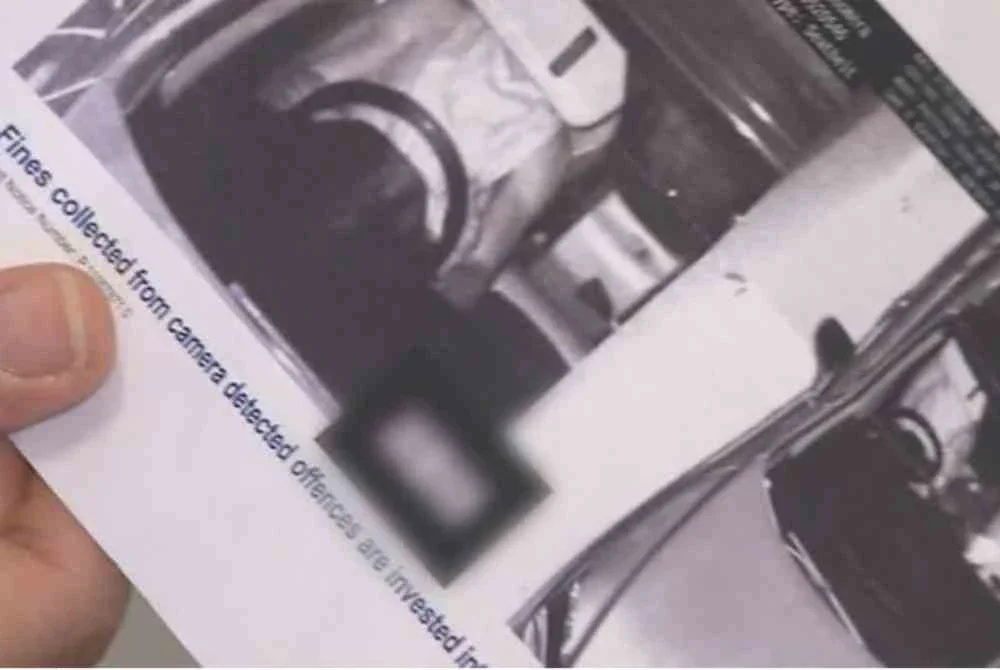 Rakaman memaparkan pencuri berkenaan tidak memakai tali pinggang keledar.