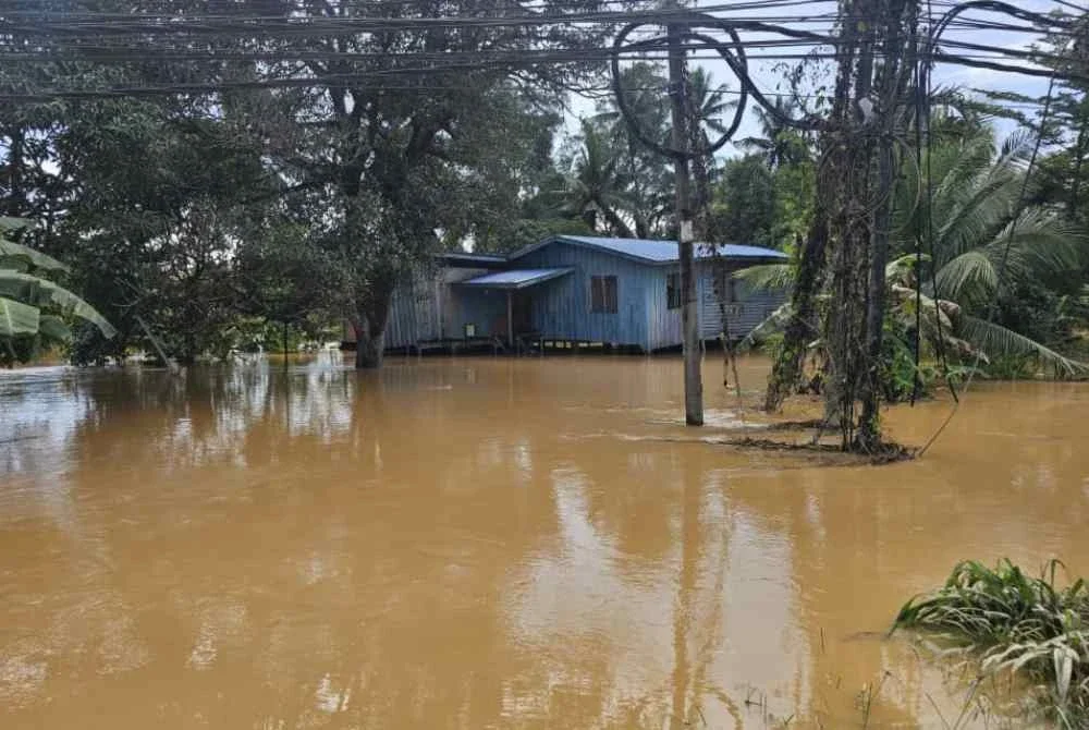 Rumah penduduk yang masih dinaiki air banjir ketika tinjauan Sinar Harian hari ini. 