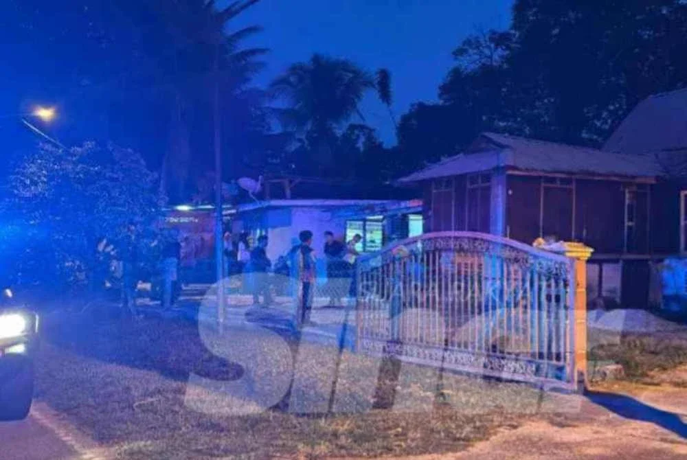 Polis menahan seorang wanita selepas didakwa menikam leher ibunya dengan senjata tajam iaitu alat pembuka tin.