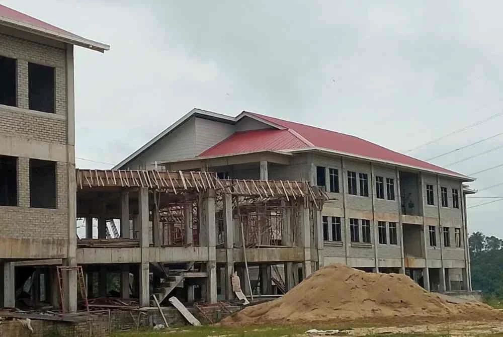 Kompleks Masjid Tahfiz Al‑Ayubi yang masih dalam pembinaan di Pasir Mas.