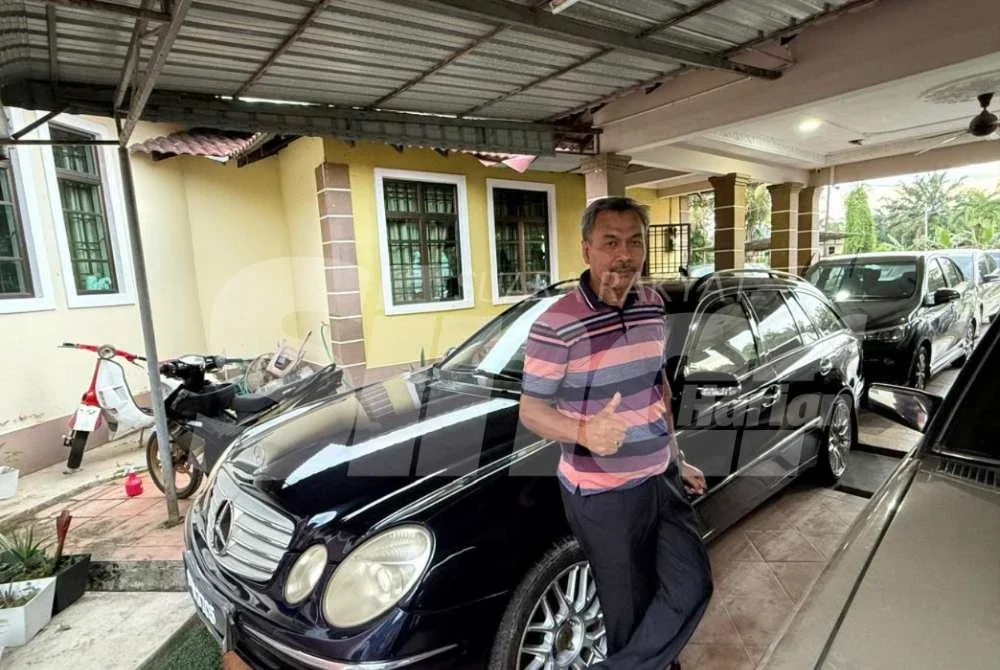 Jasmi bersama koleksi kereta Mercedes-Benz miliknya.