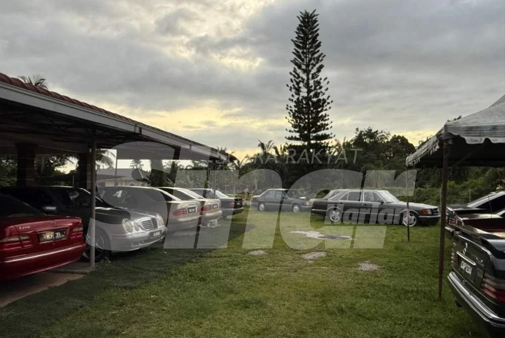 Halaman rumah Jasmi dipenuhi koleksi kereta Mercedes-Benz miliknya.