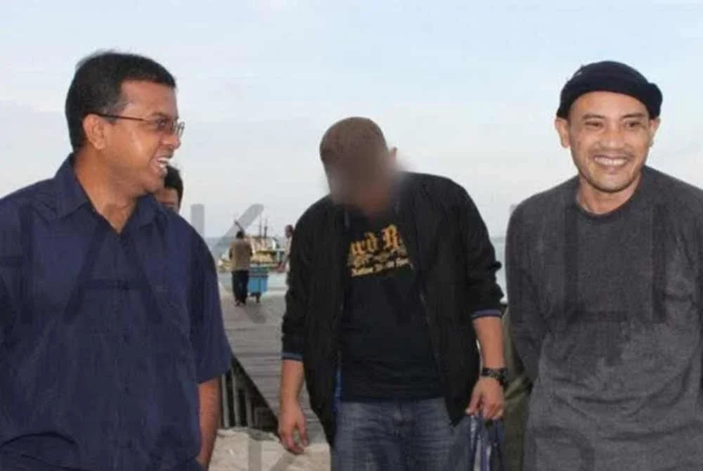 Ayob Khan bersama Nazarudin ketika di Jeti Sandakan, Sabah.