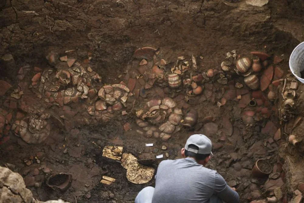 Objek emas dan tembikar yang dihias dengan motif tradisional turut ditemui di lokasi penggalian El Cano di Cocle tersebut.