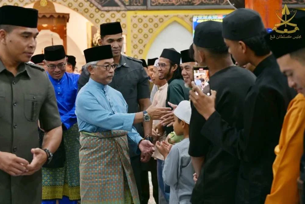 Al-Sultan Abdullah menyantuni rakyat ketika berkenan berangkat menyempurnakan Majlis Perasmian Masjid Kampung Teluk Gading, Kuala Rompin pada Jumaat. Foto FB KESULTANAN PAHANG