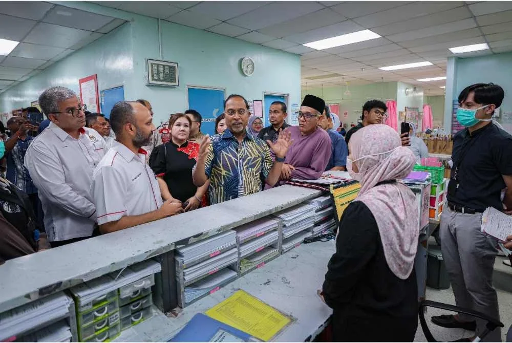 Zambry ( tengah) sempena Program Santuni Pesakit Hospital Seri Manjung bersempena Ramadan dan Tahun Baharu Cina 2026 pada Sabtu.