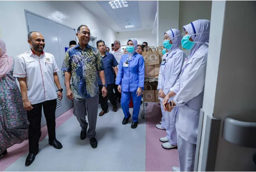 Zambry diiringi Pengarah Hospital Seri Manjung, Dr Gridhari Nath Gingaiah menyantuni pesakit di wad perubatan dan mengedarkan 1,000 pek sumbangan kepada pesakit, pelawat dan warga kerja hospital.