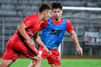 Gabriel Palmero (kanan) berpotensi disenaraikan dalam kesebelasan utama Kuching City menentang Selangor FC Ahad ini. FOTO: Kuching City FC