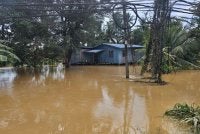 Rumah penduduk yang masih dinaiki air banjir ketika tinjauan Sinar Harian hari ini. 