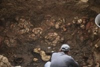 Objek emas dan tembikar yang dihias dengan motif tradisional turut ditemui di lokasi penggalian El Cano di Cocle tersebut.